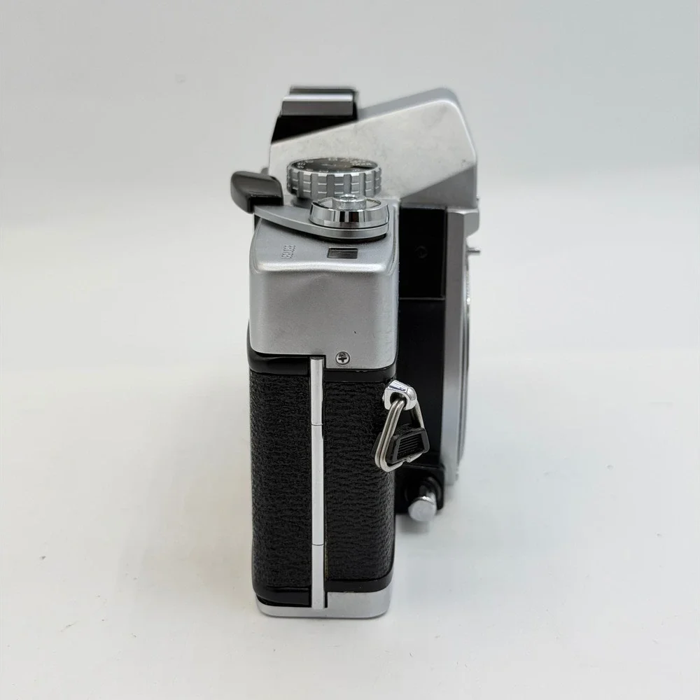 Minolta SRT 100b 35mm SLR Film Camera Body Silver Black Vintage Japan 8301581‎